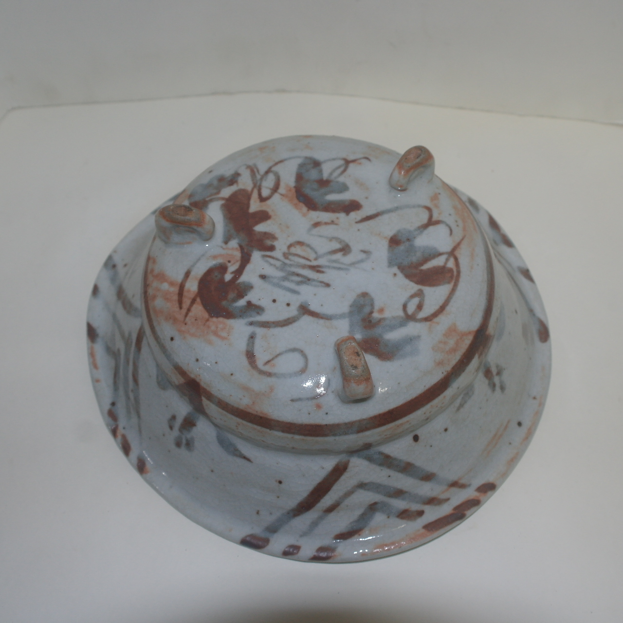 대형크기의 분청자 철화초화문 삼족대완