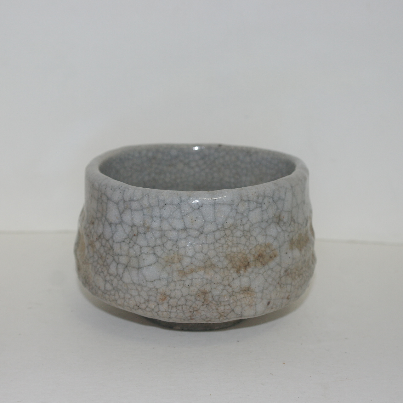 빙열이 많은 청자 말찻잔