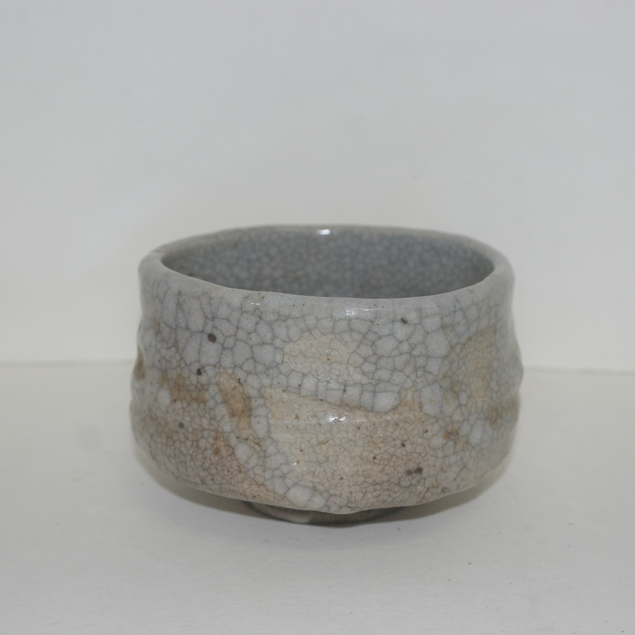 빙열이 많은 청자 말찻잔