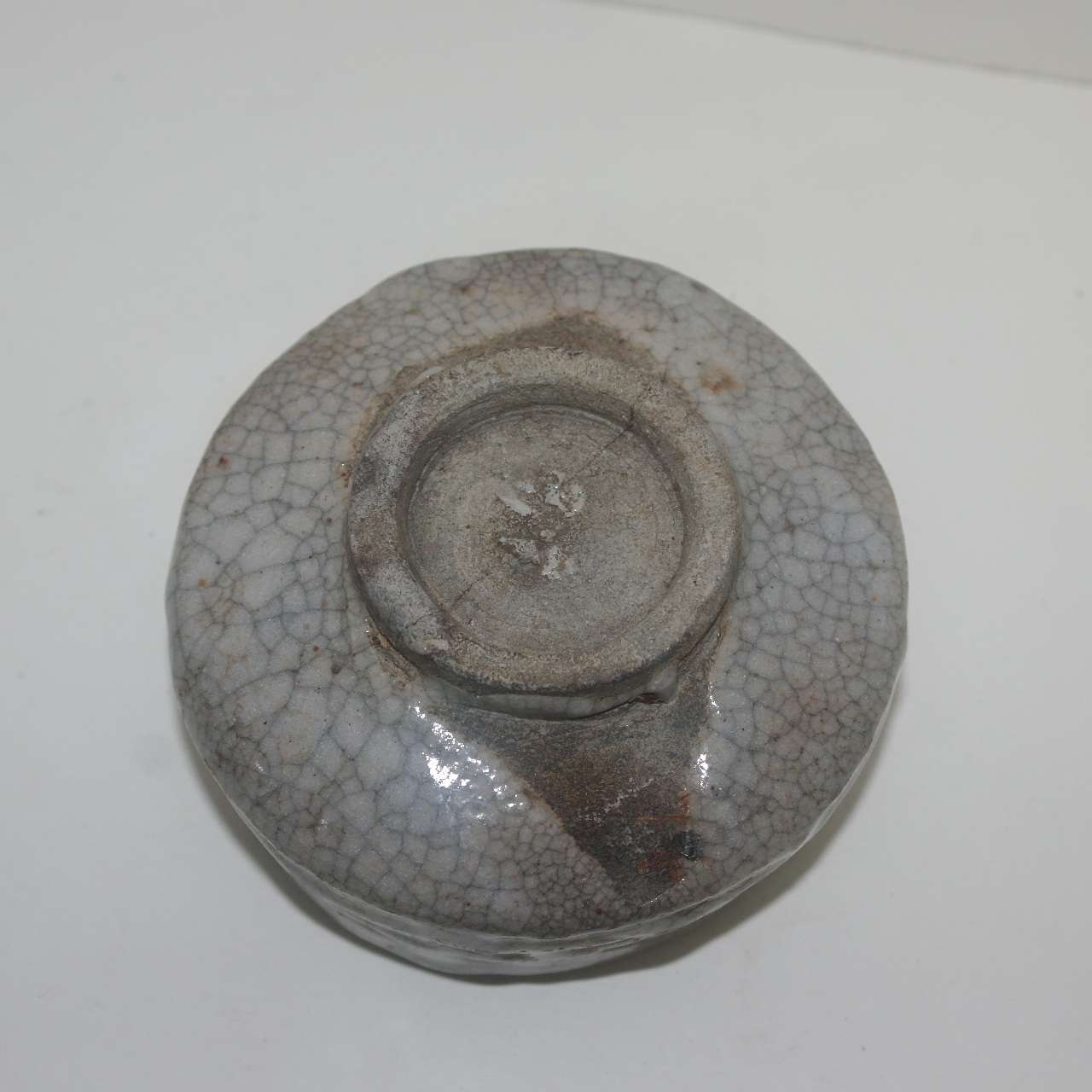 빙열이 많은 청자 말찻잔