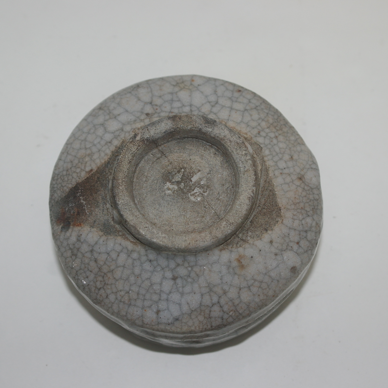 빙열이 많은 청자 말찻잔