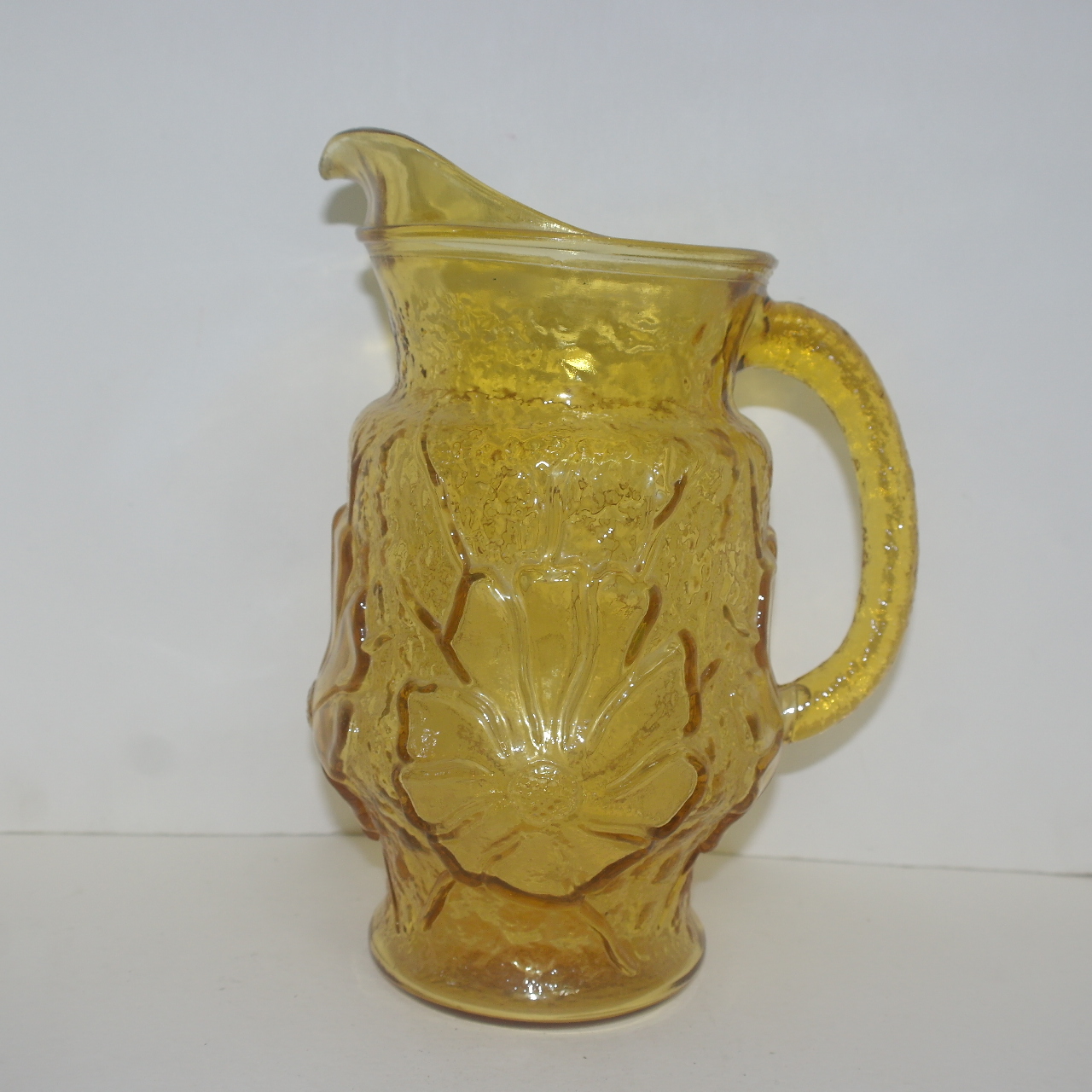 대형크기의 아름다운 채색유리로된 양각화문 주자호