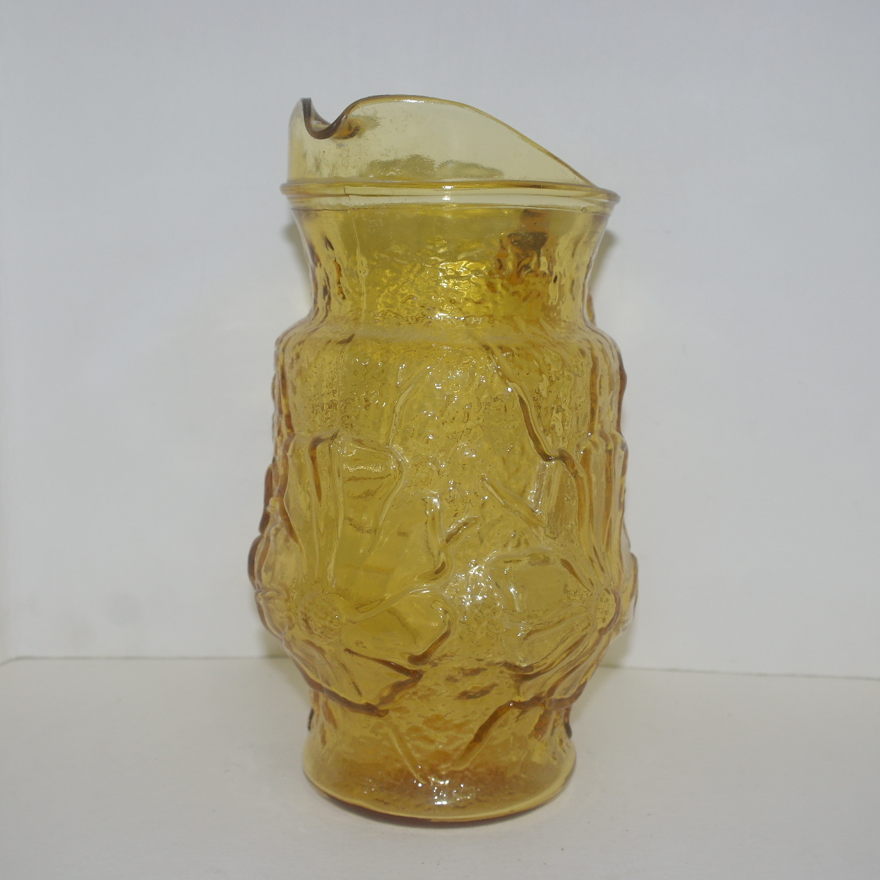 대형크기의 아름다운 채색유리로된 양각화문 주자호