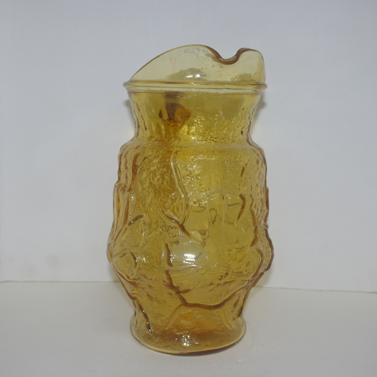 대형크기의 아름다운 채색유리로된 양각화문 주자호