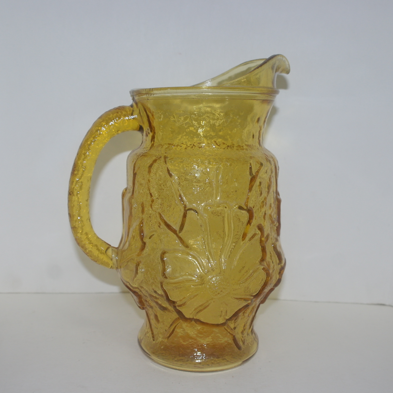 대형크기의 아름다운 채색유리로된 양각화문 주자호