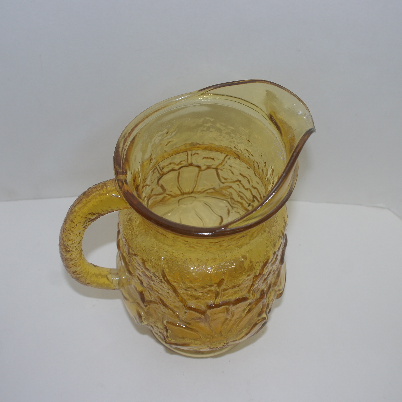 대형크기의 아름다운 채색유리로된 양각화문 주자호