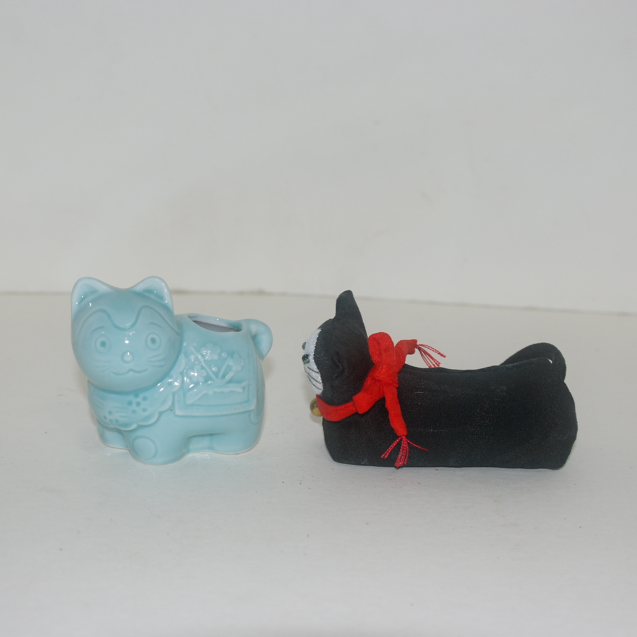 청자도자기와 천으로된 고양이 조각상