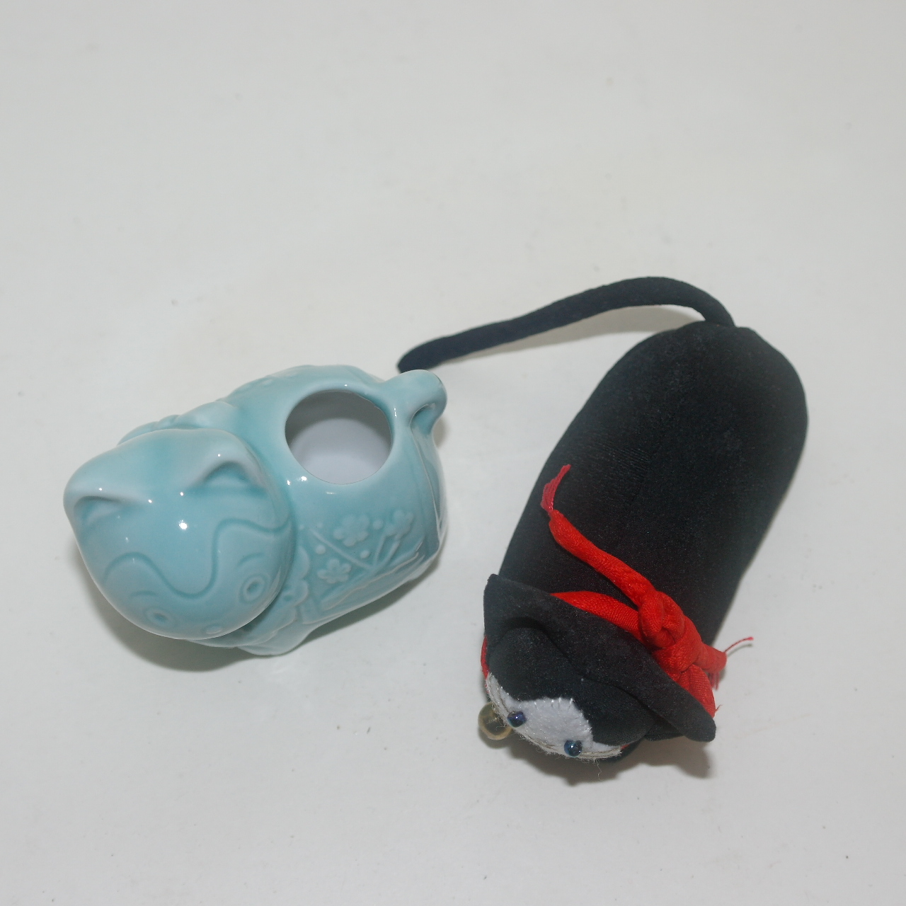 청자도자기와 천으로된 고양이 조각상