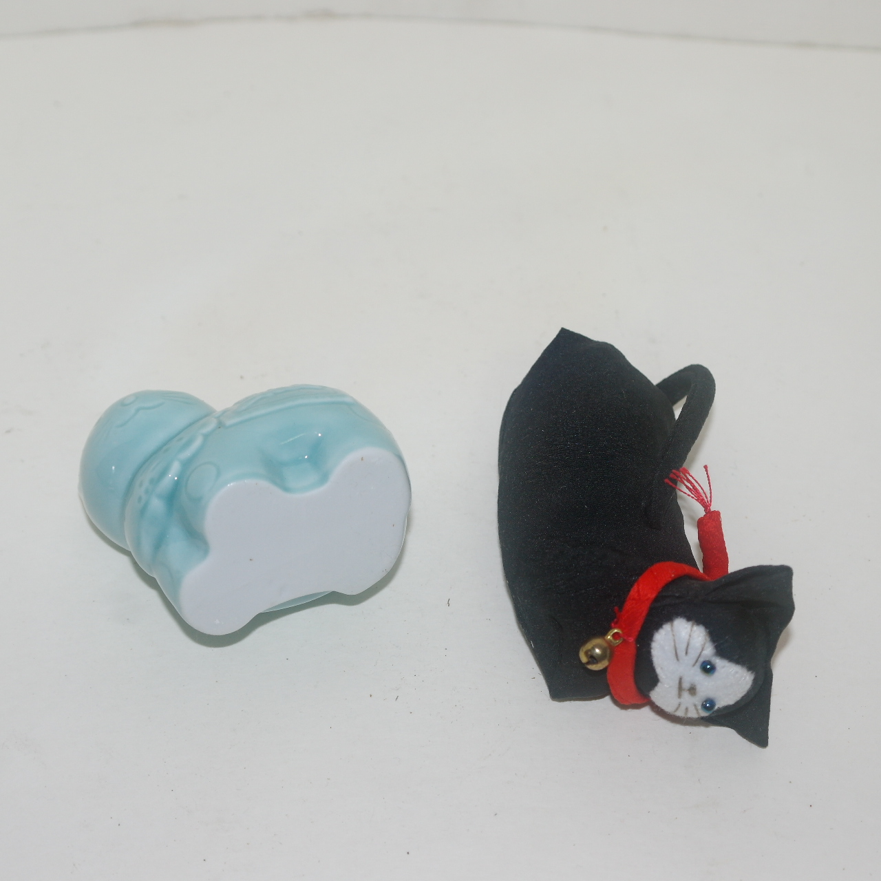 청자도자기와 천으로된 고양이 조각상