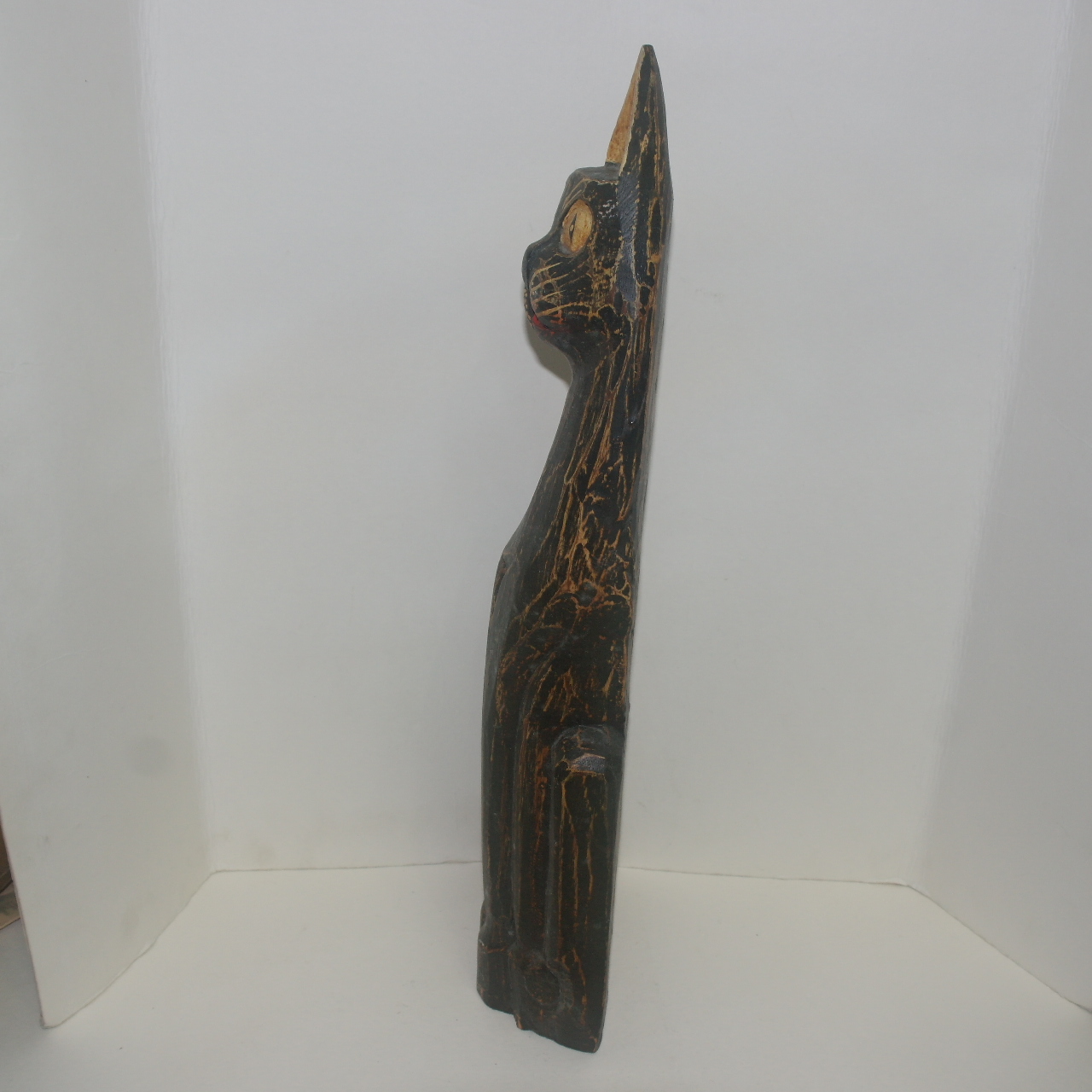 대형크기의 나무를 통으로 조각한 고양이 조각상