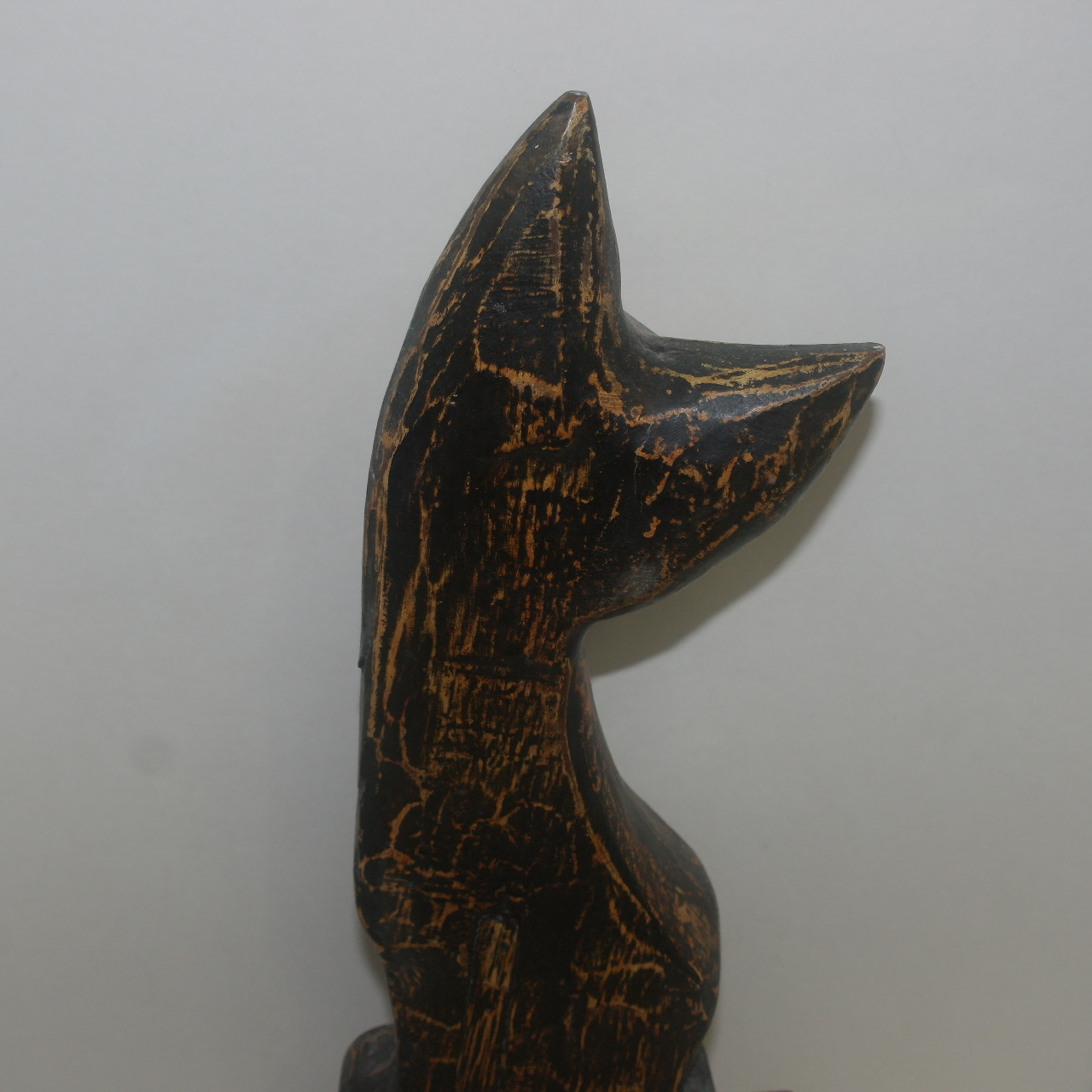 대형크기의 나무를 통으로 조각한 고양이 조각상