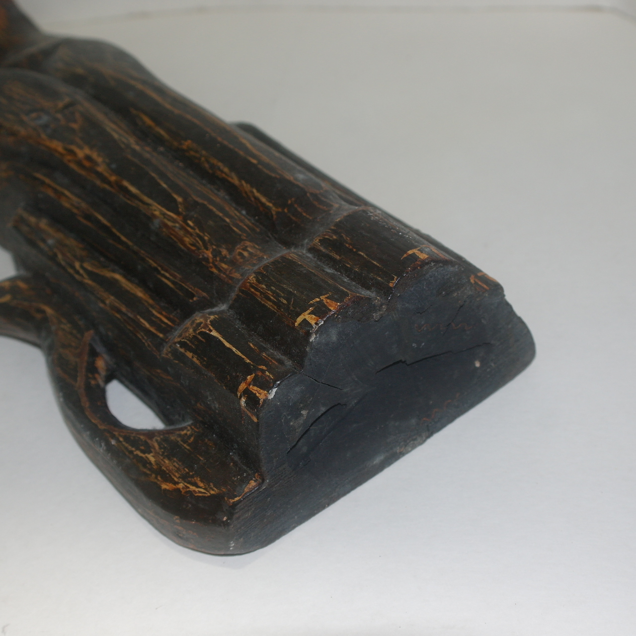 대형크기의 나무를 통으로 조각한 고양이 조각상