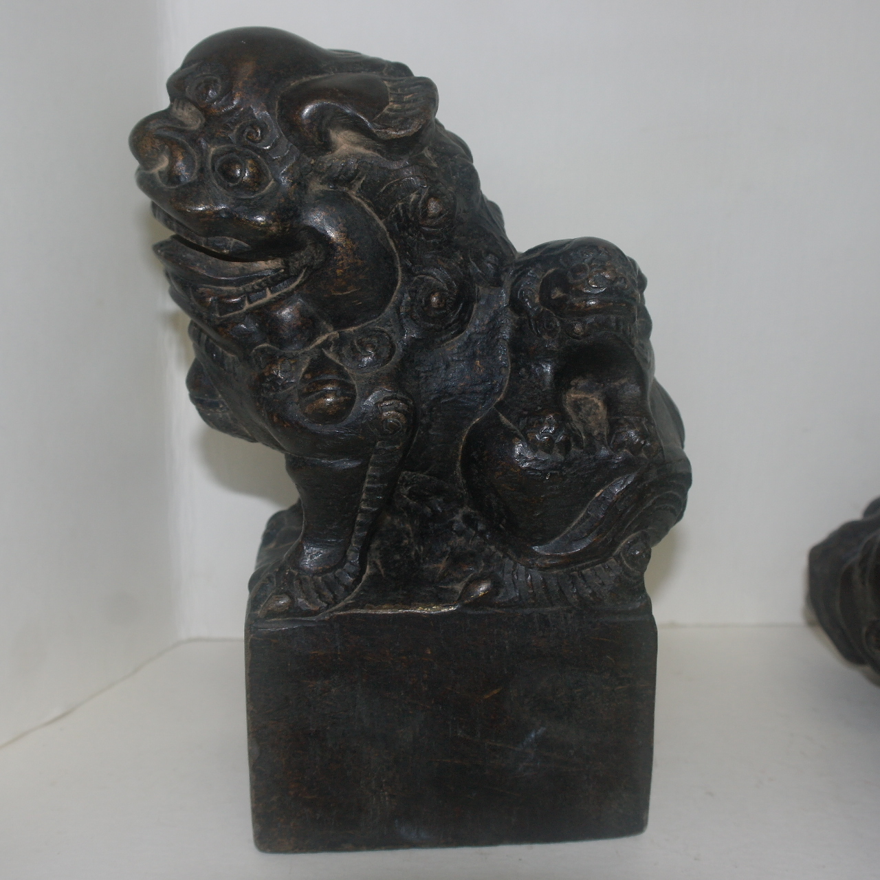 골동 중국청대 흑오석돌을 정교하게 조각한 해태조각상 2점셋트