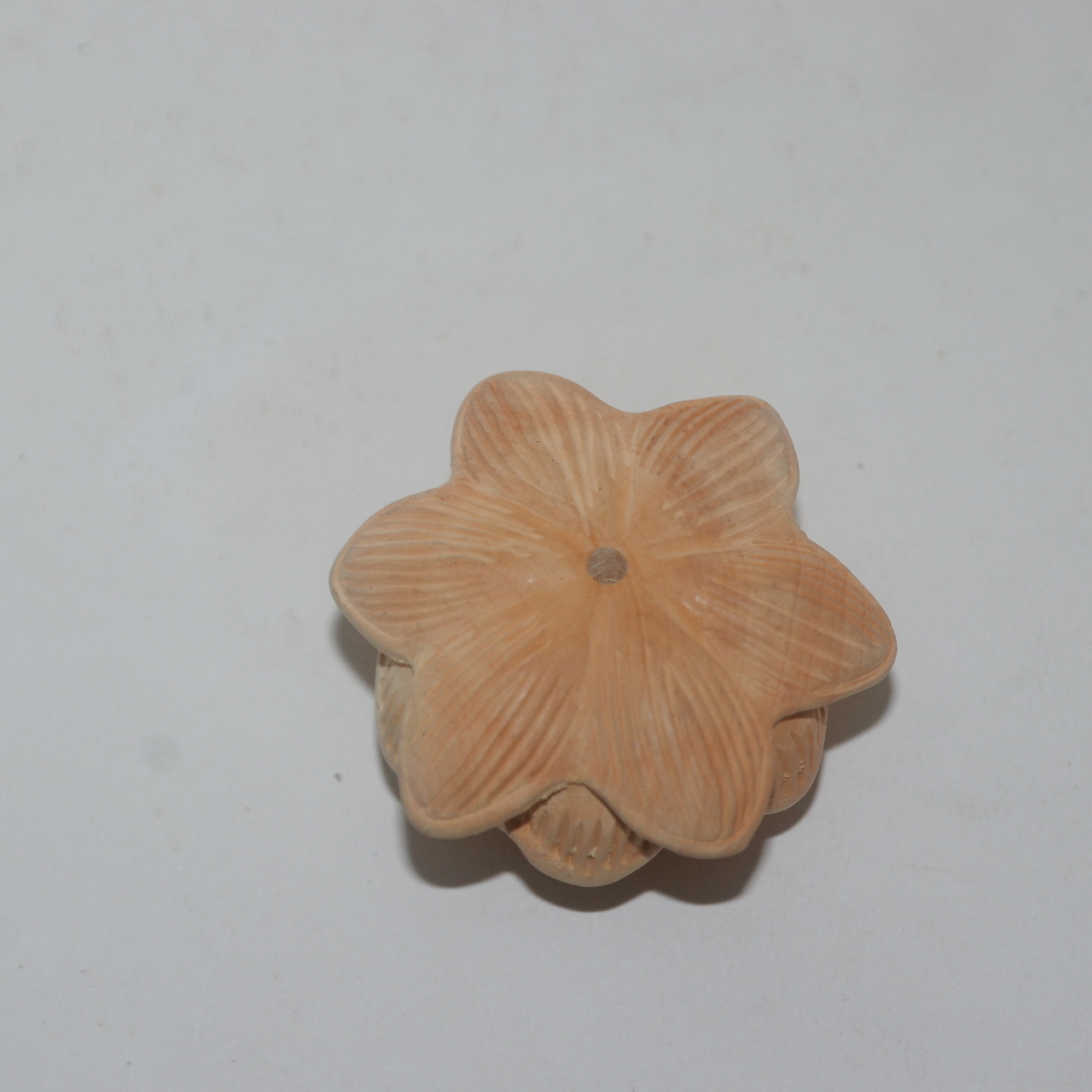회양목나무를 조각한 연꽃 조각품