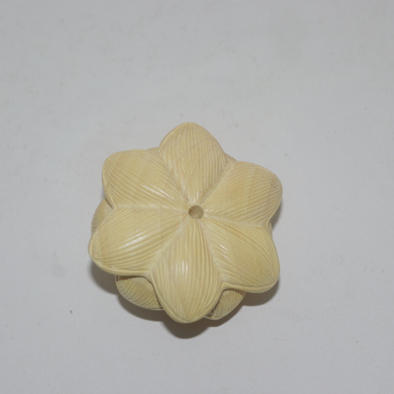 회양목나무를 정교하게 조각한 연꽃 조각품