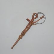 나무에 도인이 조각된 귀파개 열쇠고리