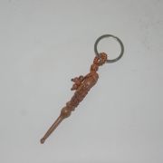 나무에 용이 조각된 귀파개 열쇠고리