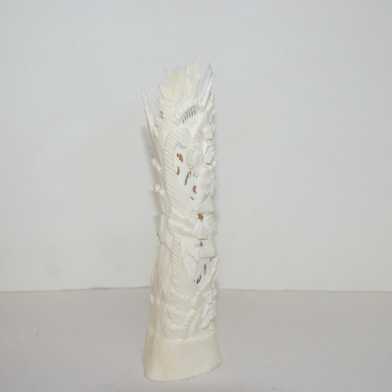 우각재질에 인물이 조각된 조각품