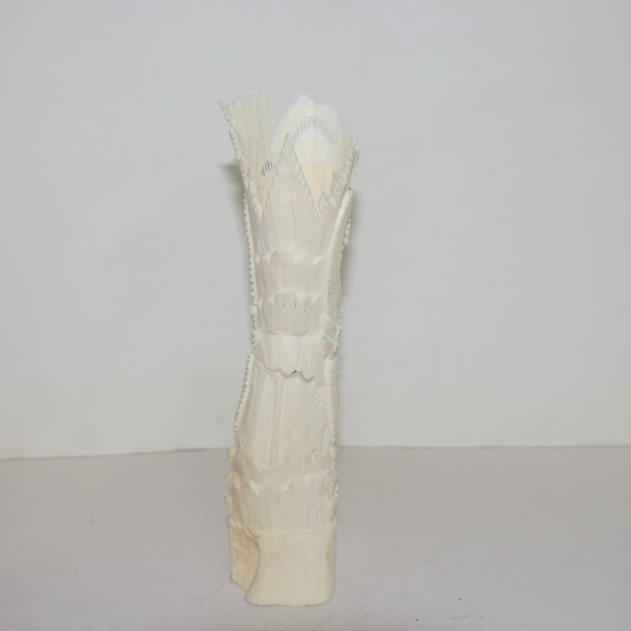 우각재질에 인물이 조각된 조각품