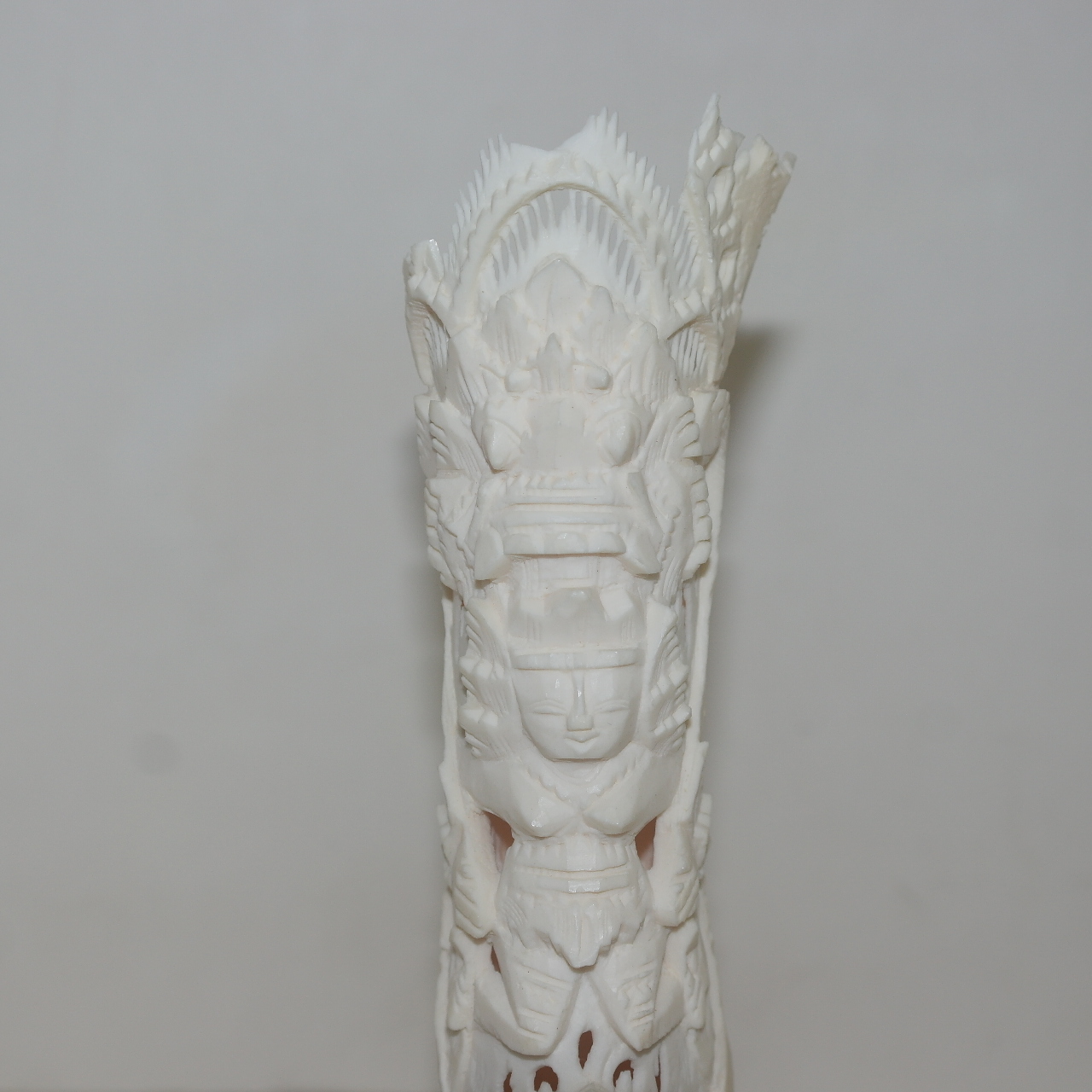 우각재질에 인물이 조각된 조각품