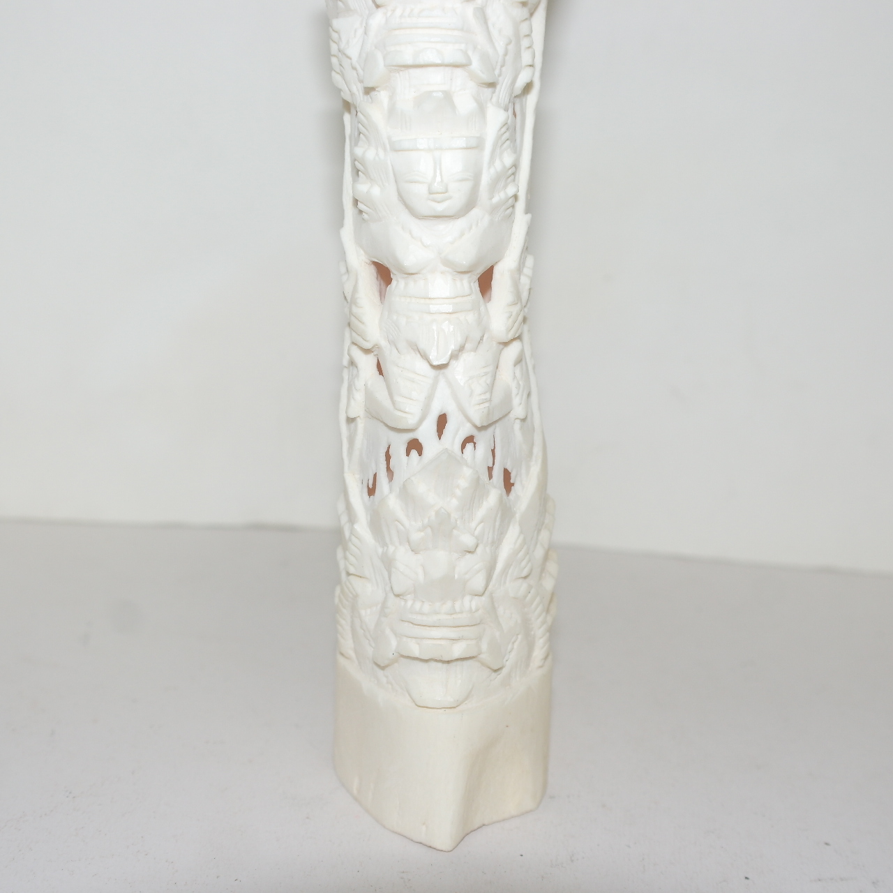 우각재질에 인물이 조각된 조각품