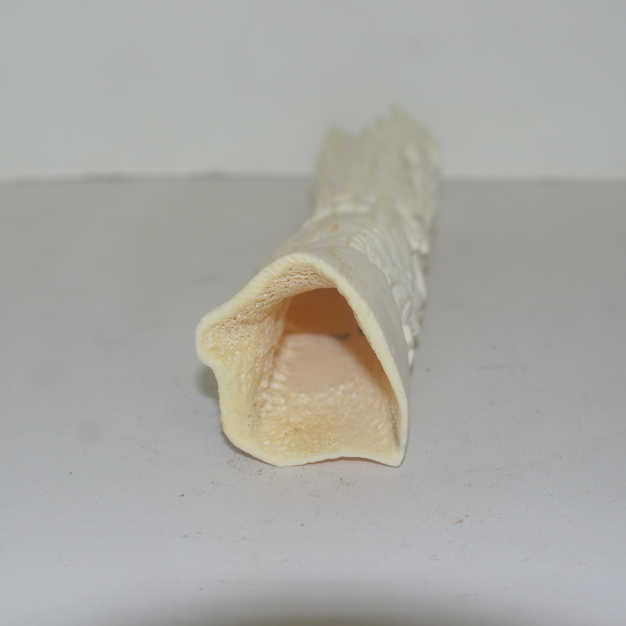 우각재질에 인물이 조각된 조각품