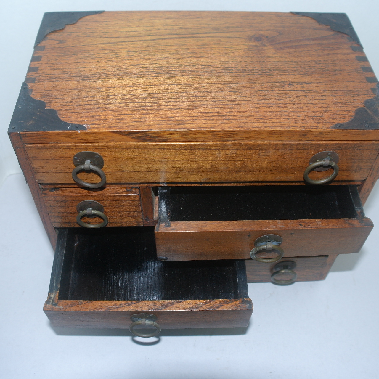 묵직한 원목나무에 사귀가물린 사단서랍장