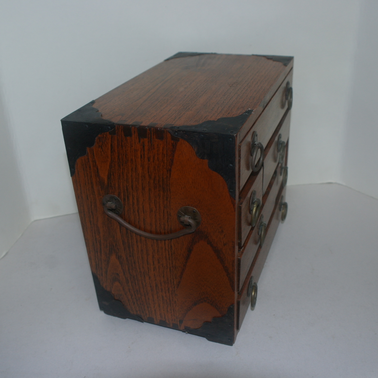 묵직한 원목나무에 사귀가물린 사단서랍장