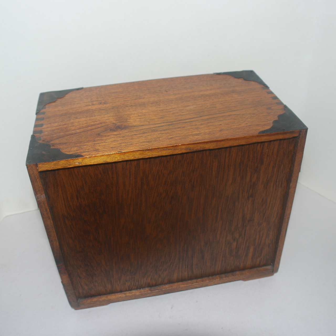 묵직한 원목나무에 사귀가물린 사단서랍장