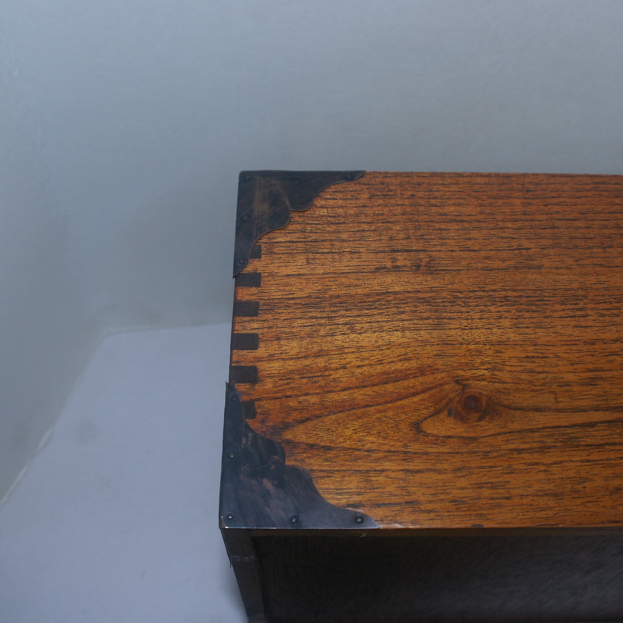 묵직한 원목나무에 사귀가물린 사단서랍장