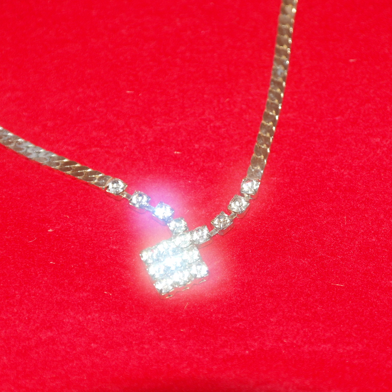 보석이 장식된 목걸이