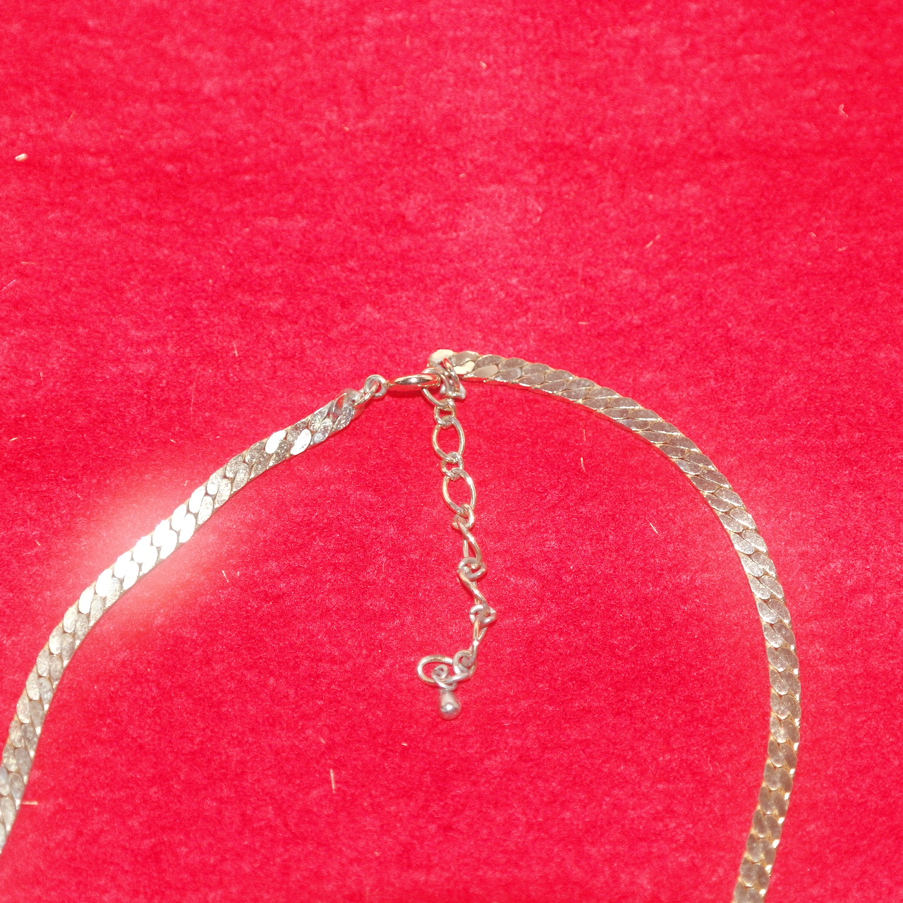 보석이 장식된 목걸이