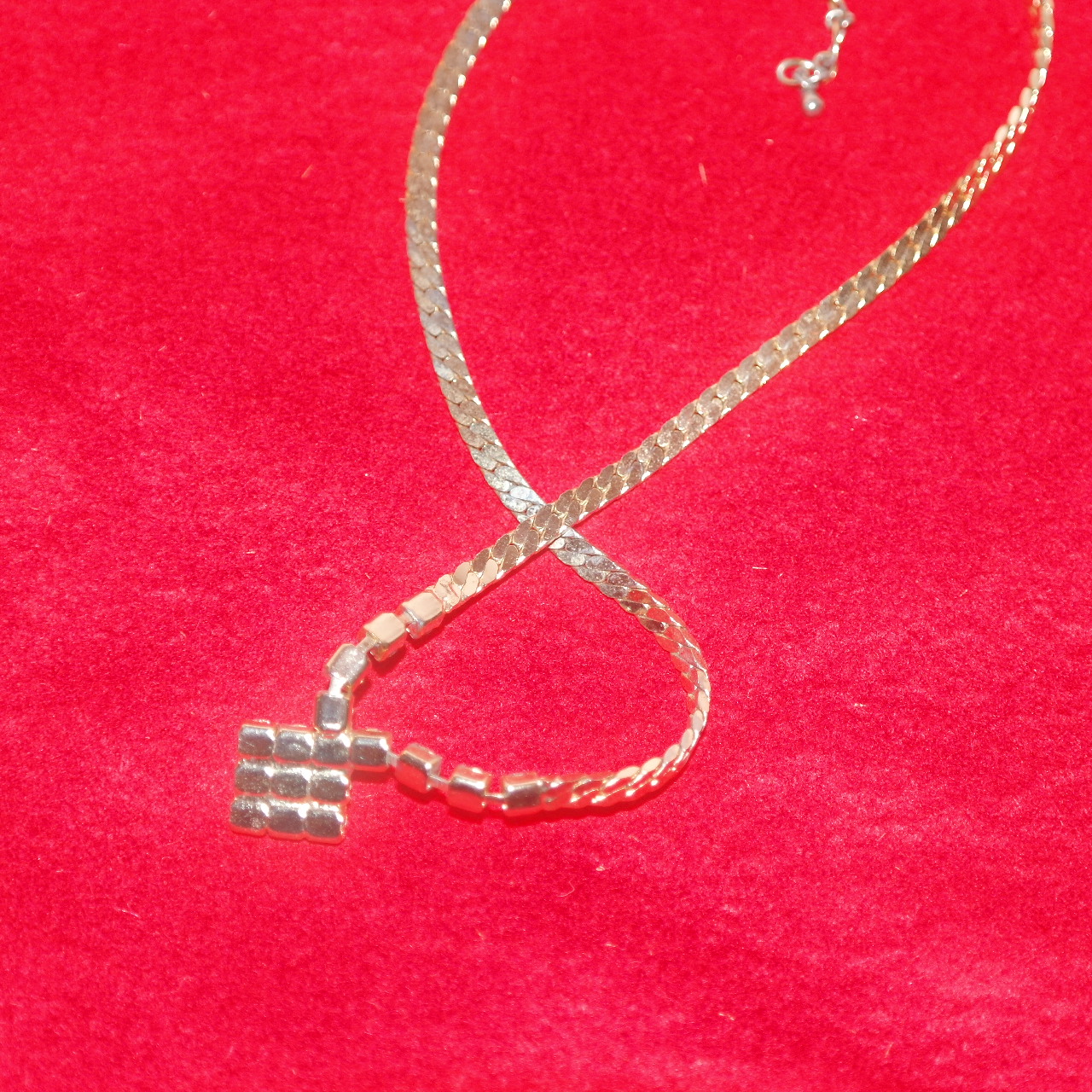 보석이 장식된 목걸이