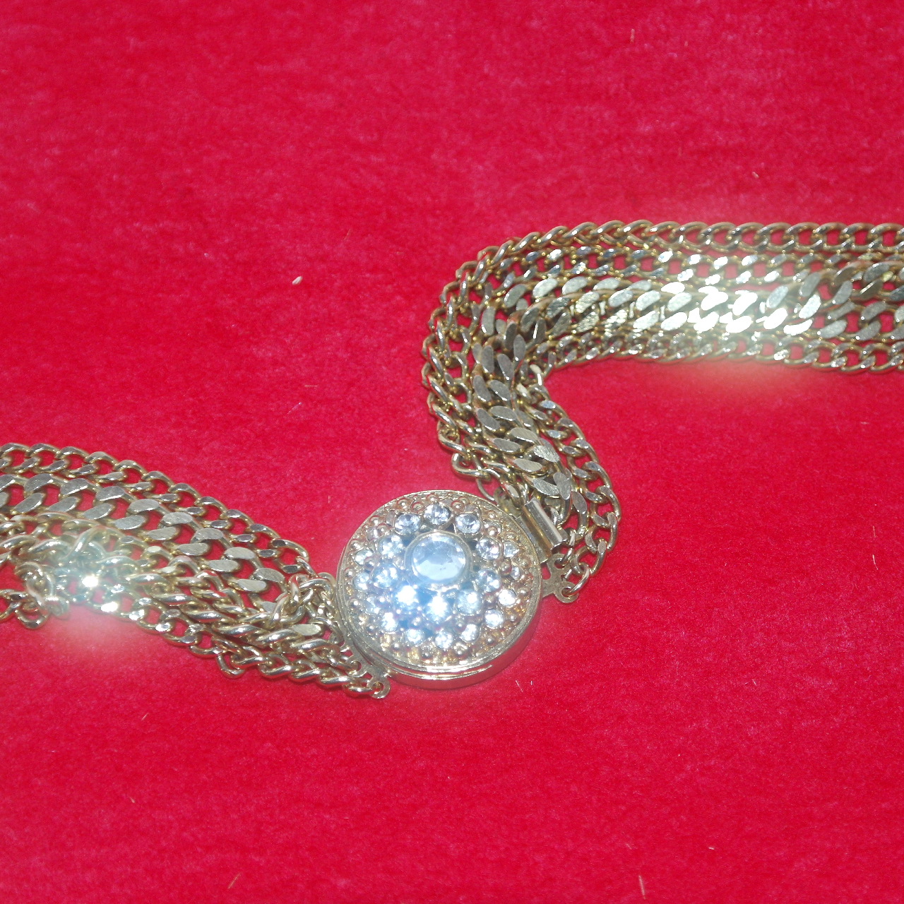 보석이 장식된 목걸이