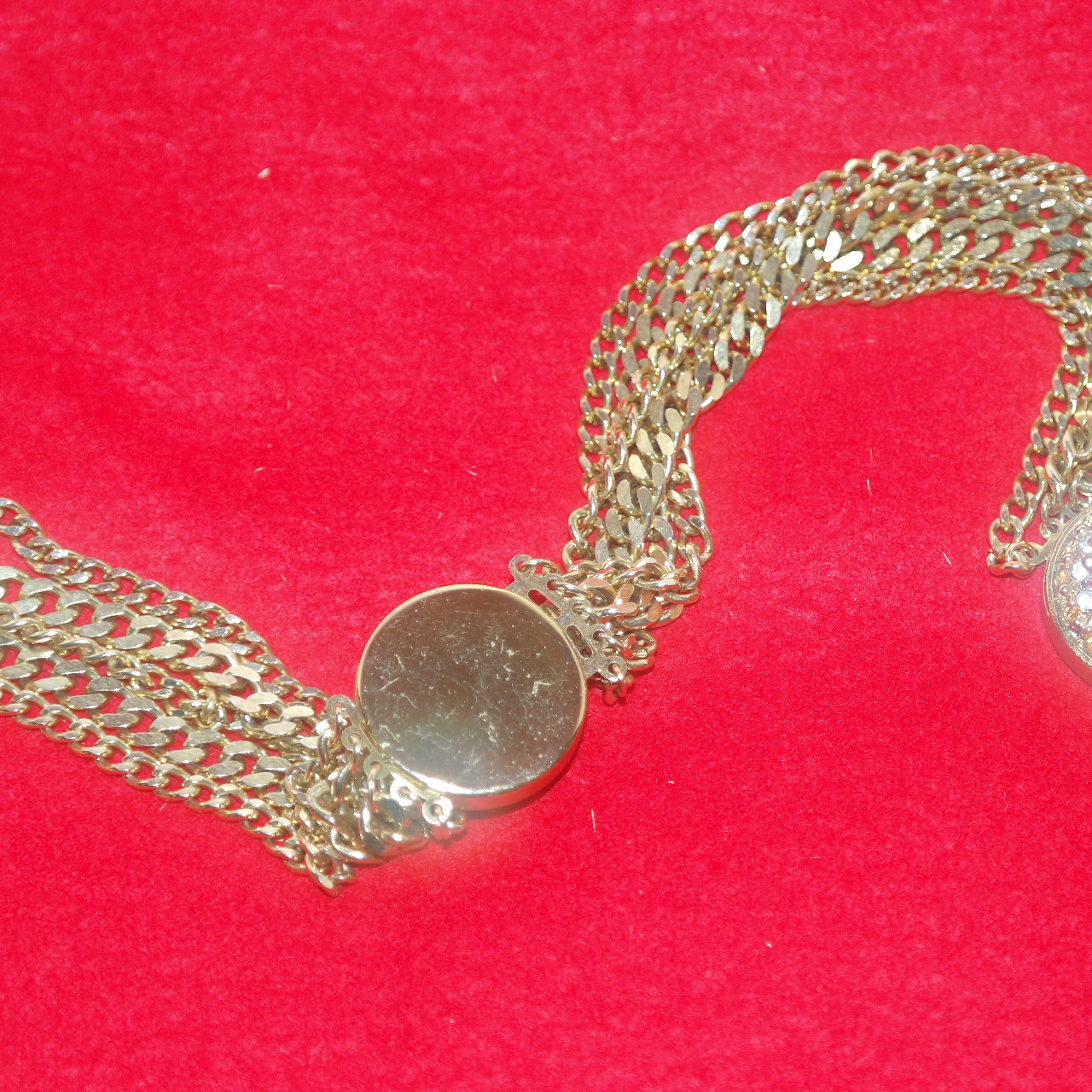 보석이 장식된 목걸이