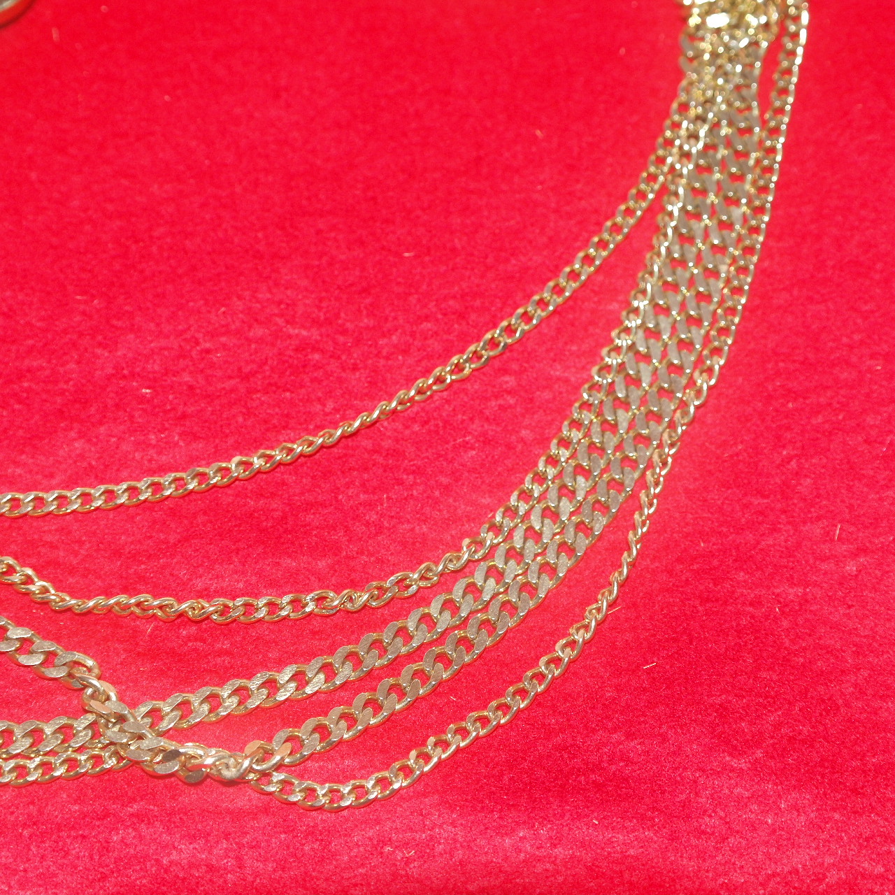 보석이 장식된 목걸이