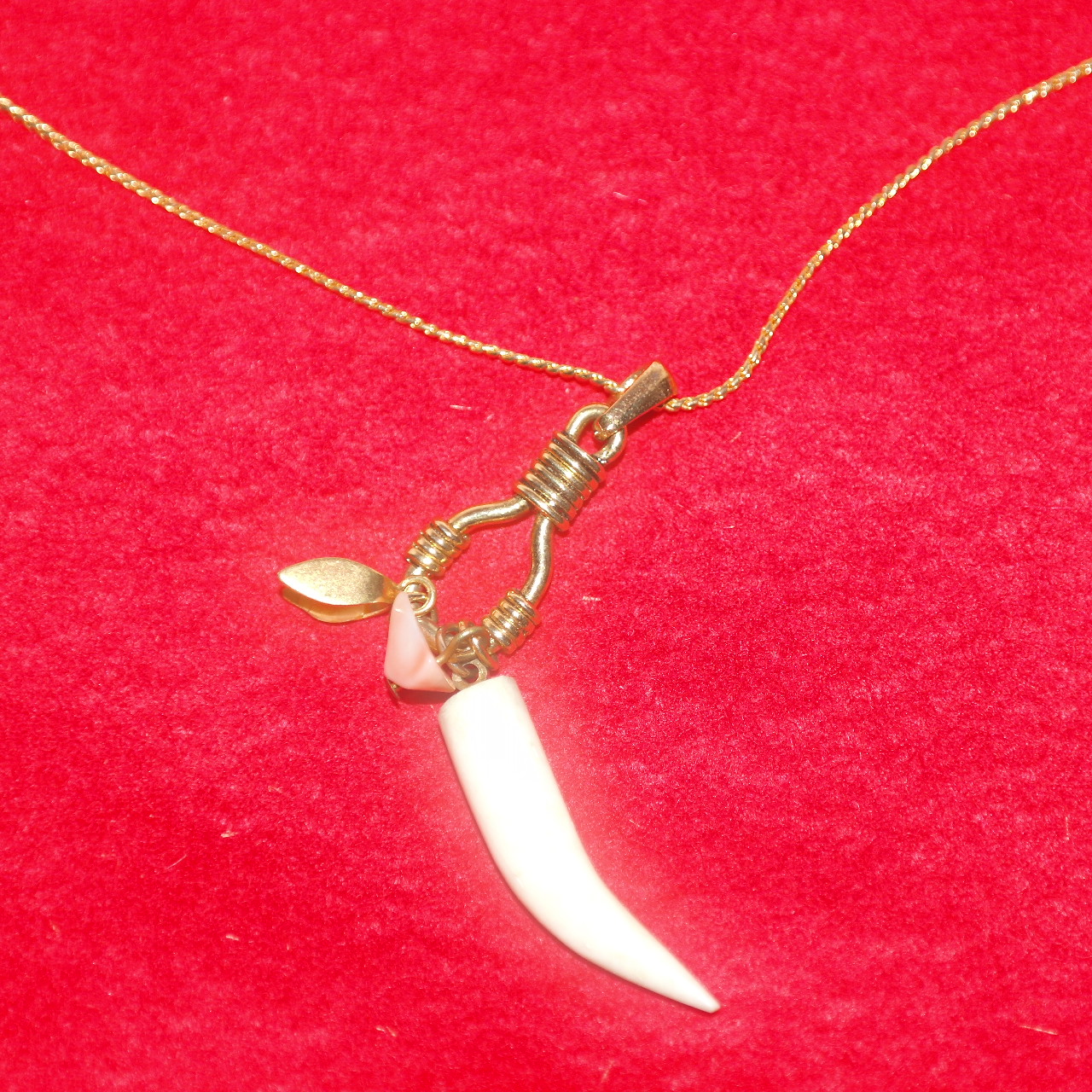 산호와 우각조각이 장식된 목걸이