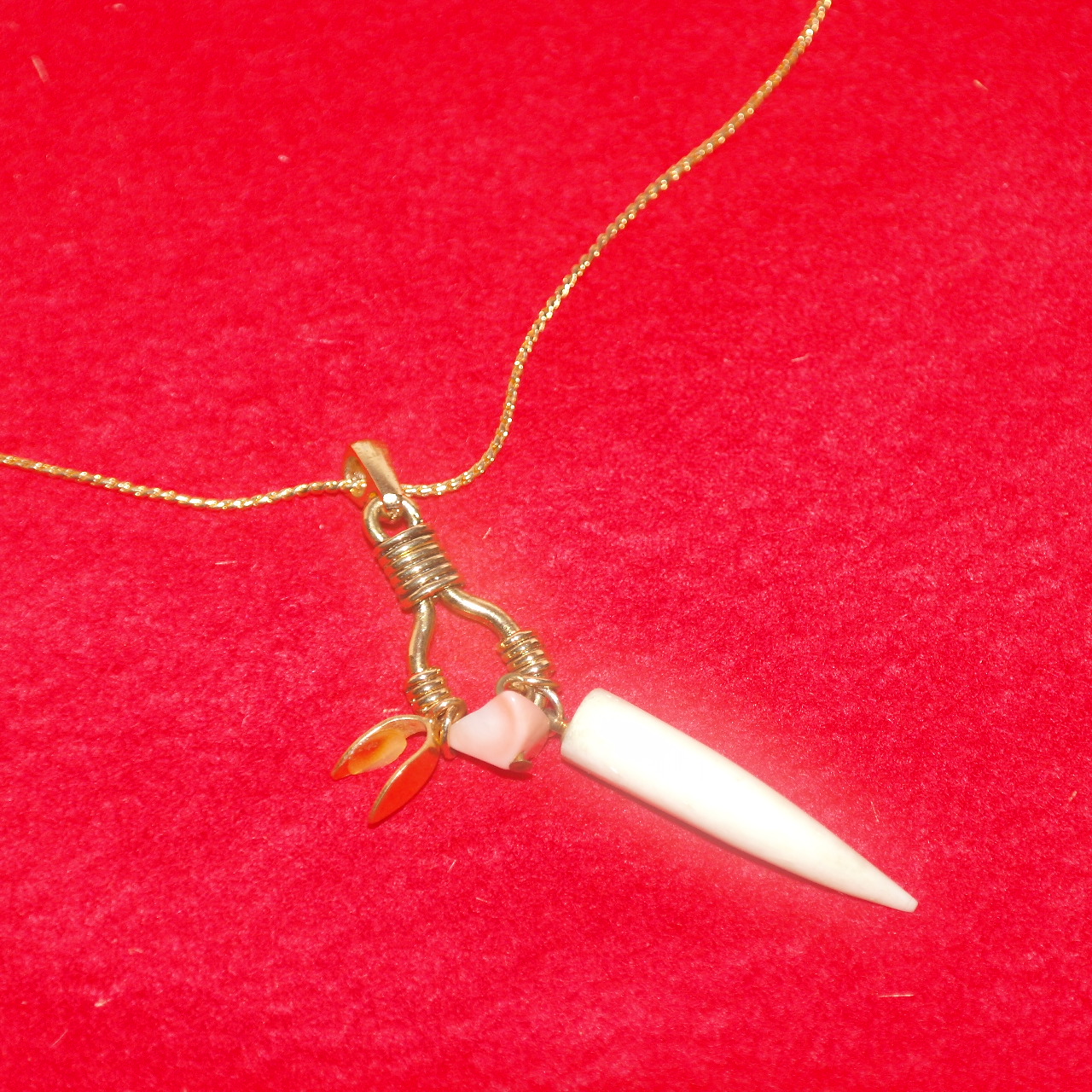 산호와 우각조각이 장식된 목걸이