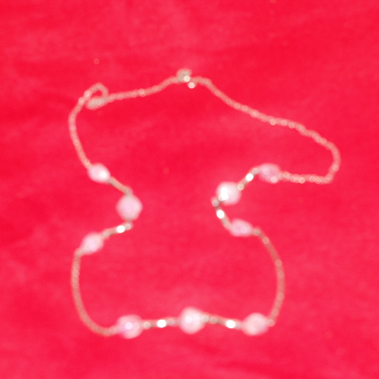 수정이 장식된 목걸이