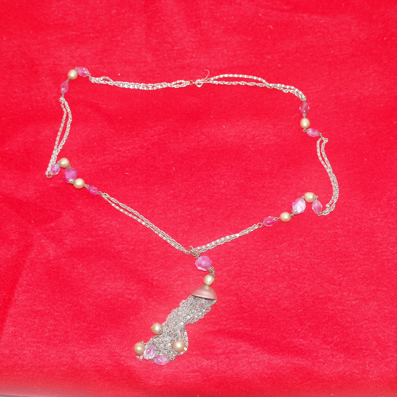 보석이 장식된 목걸이