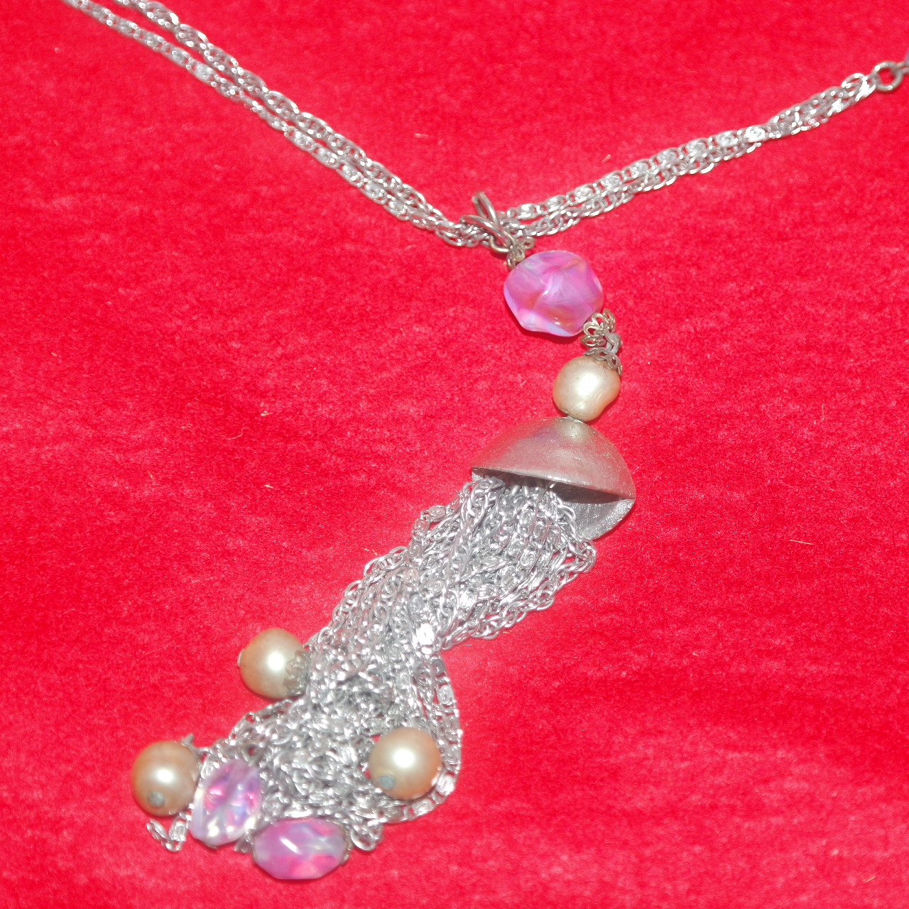 보석이 장식된 목걸이