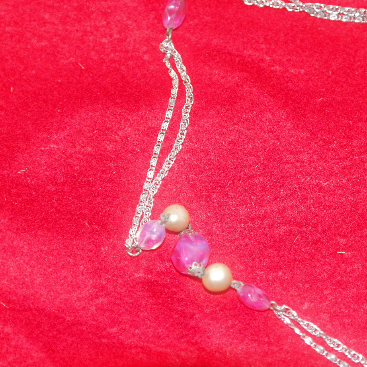 보석이 장식된 목걸이