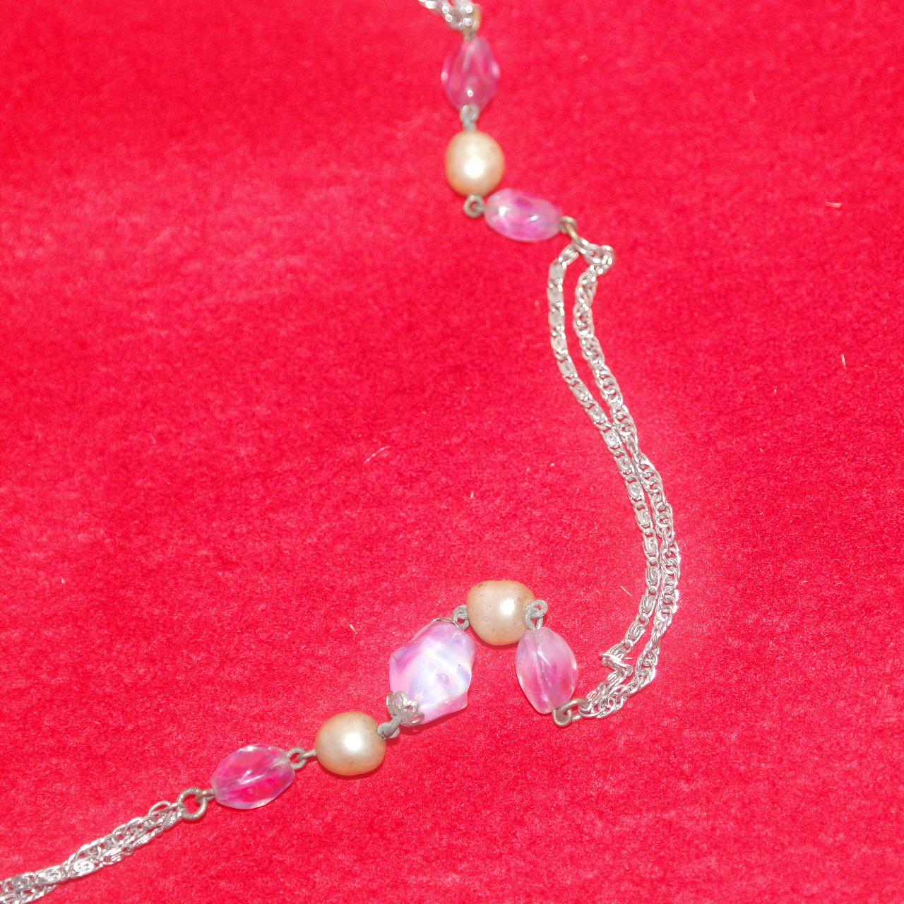 보석이 장식된 목걸이