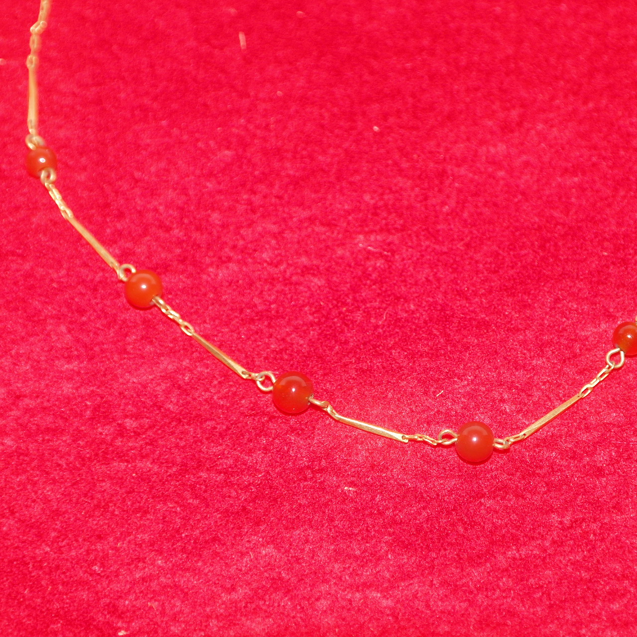 보석이 장식된 목걸이