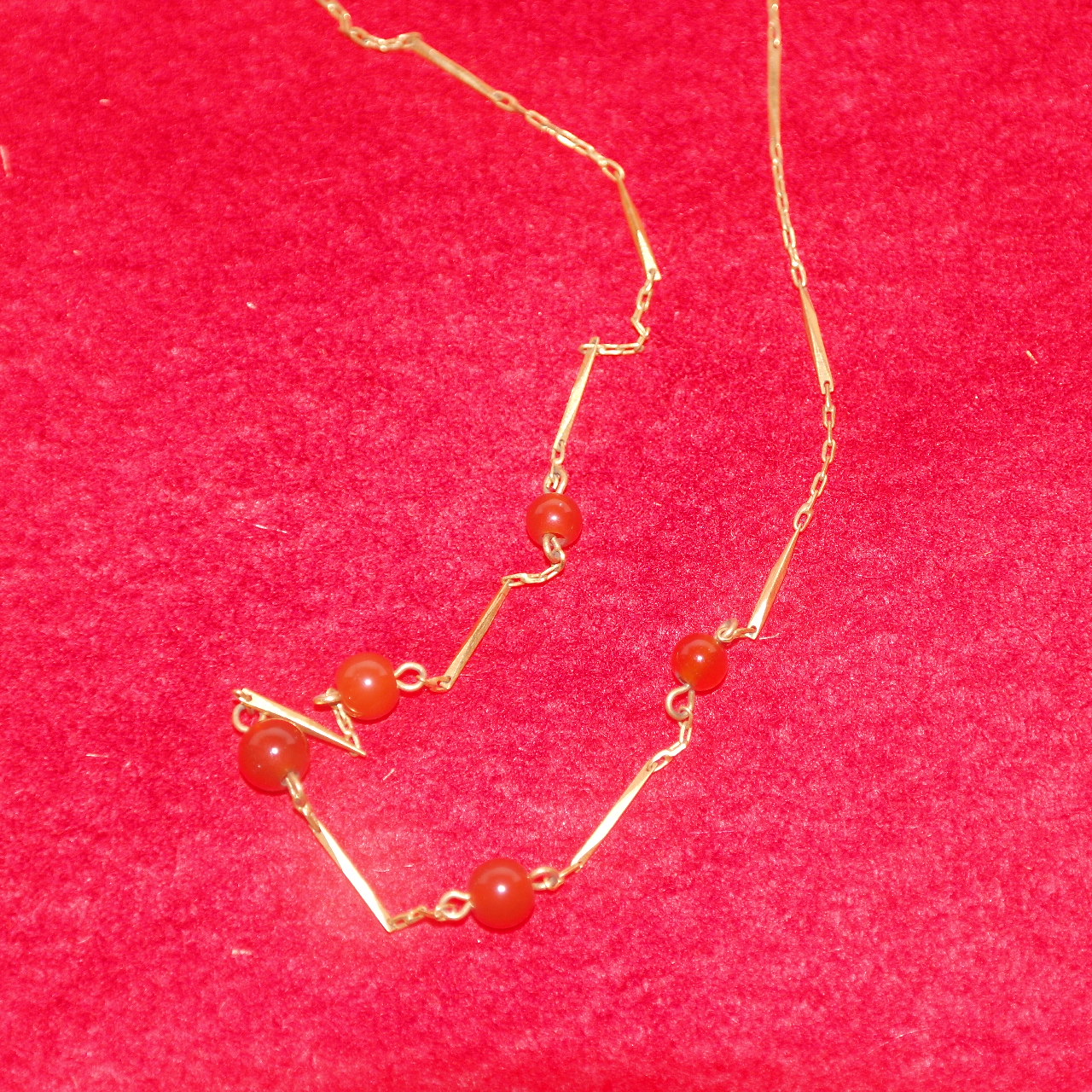 보석이 장식된 목걸이