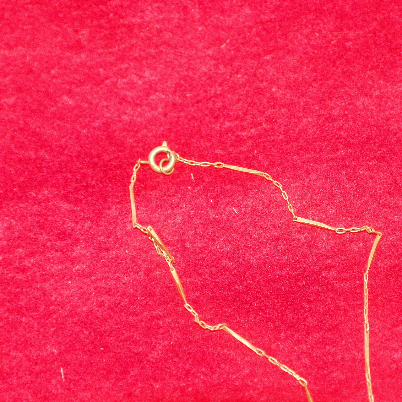 보석이 장식된 목걸이