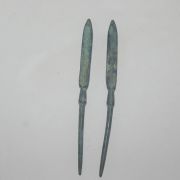 청동으로된 녹수가많은 화살촉 2점