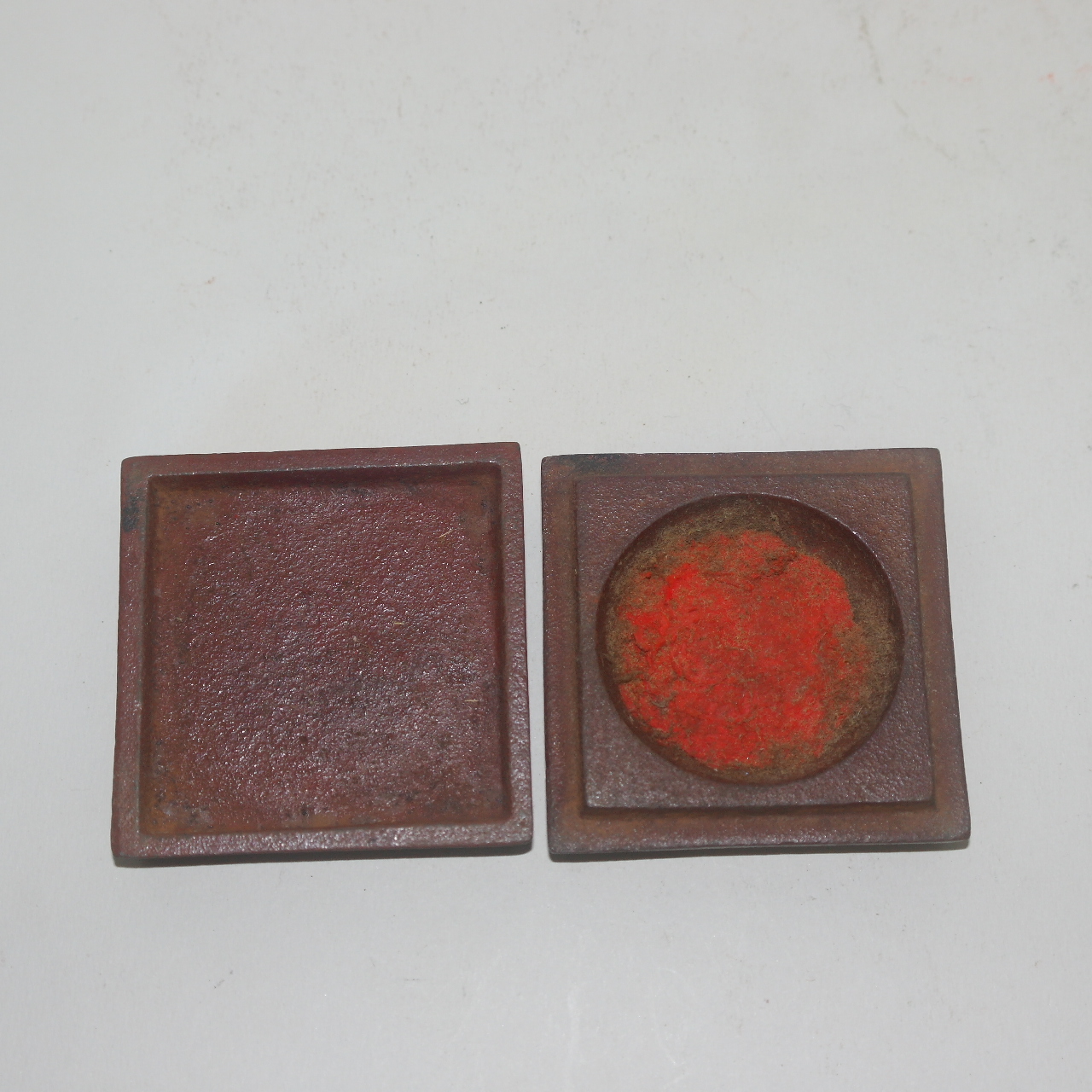 무쇠로된 화문이 조각된 사각인주함