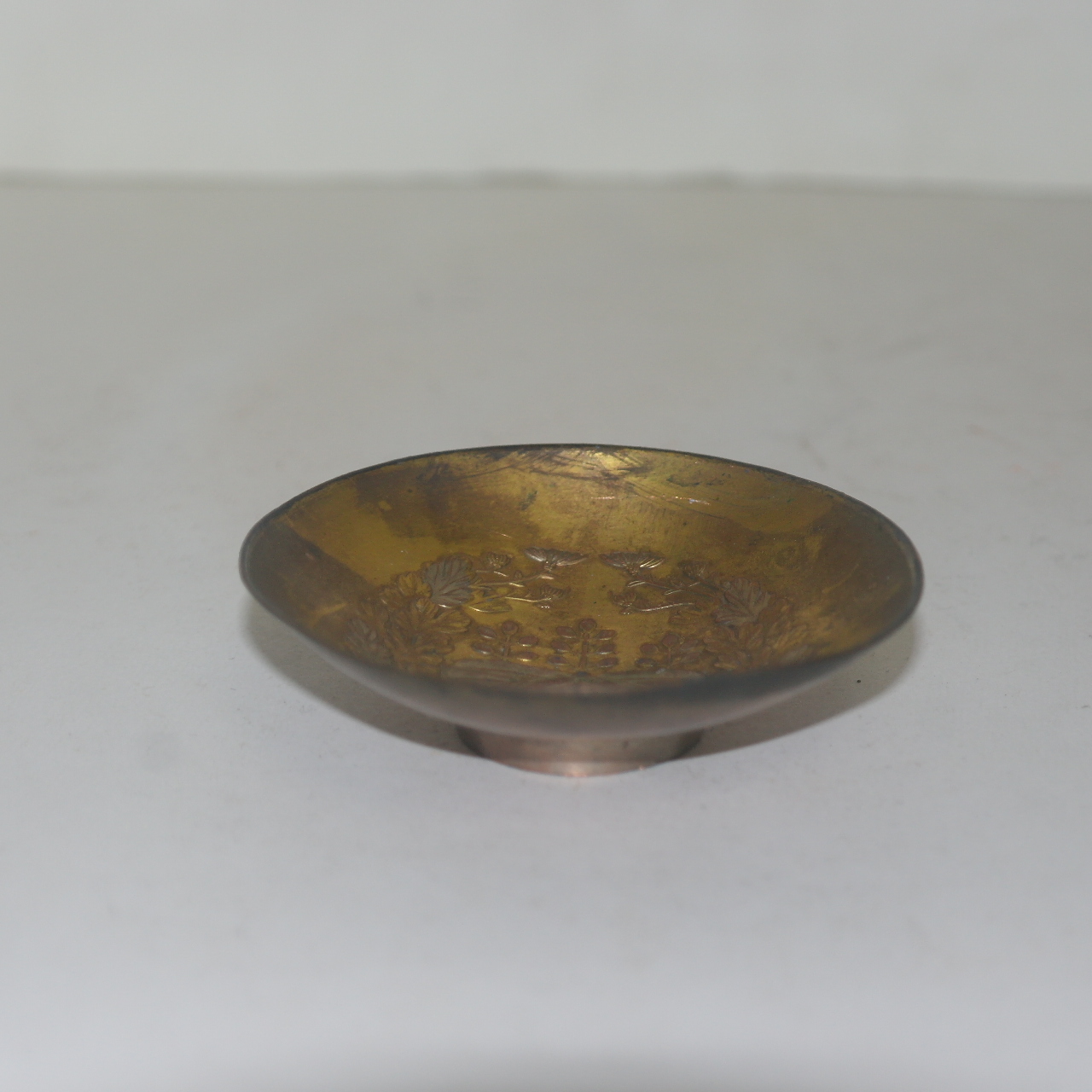 연대가좋은 주석으로된 화문이 양각조각된 잔