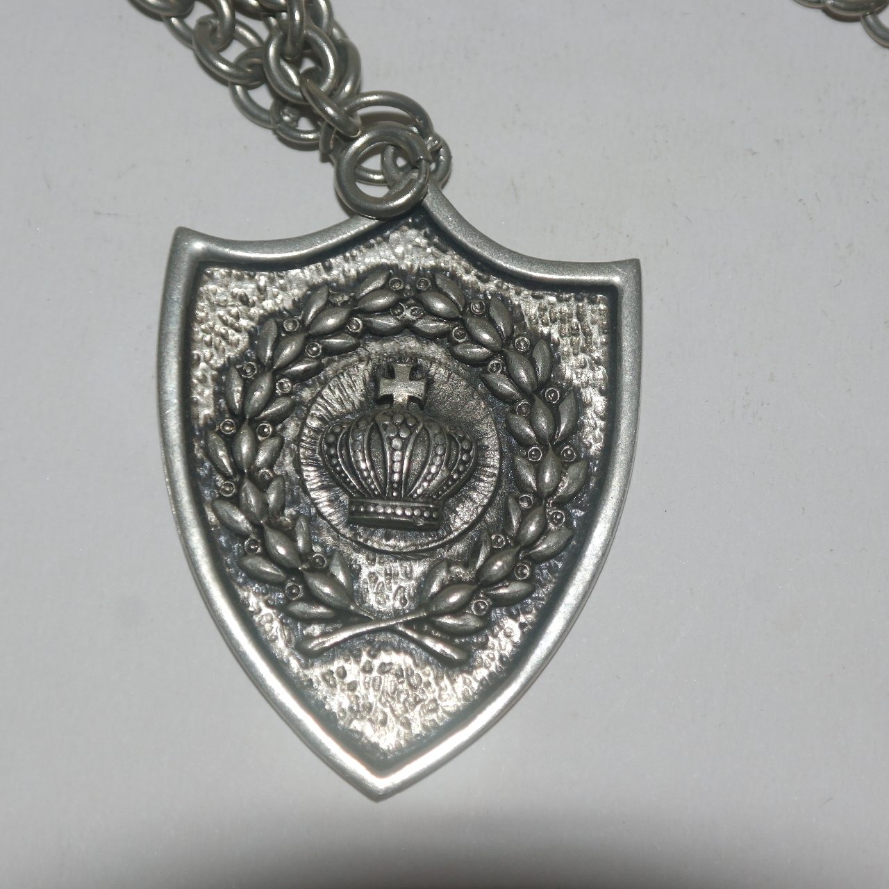 유럽산 왕관이 조각된 목걸이